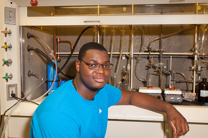Justin Nwafor ’21 in the science lab. 