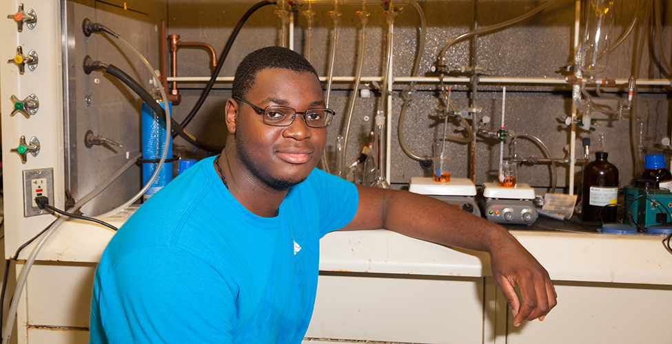 Jason Nwafor '21 in the lab