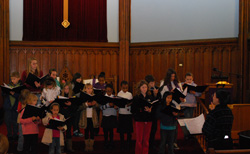 Kate Schmicker ´13 helps the youths of Voice on the Thames practice